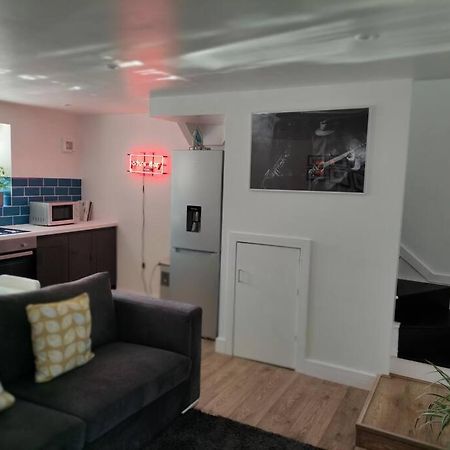The Old Bar In Wiltshire - 1 Bedroom Guesthouse Chippenham  Zewnętrze zdjęcie